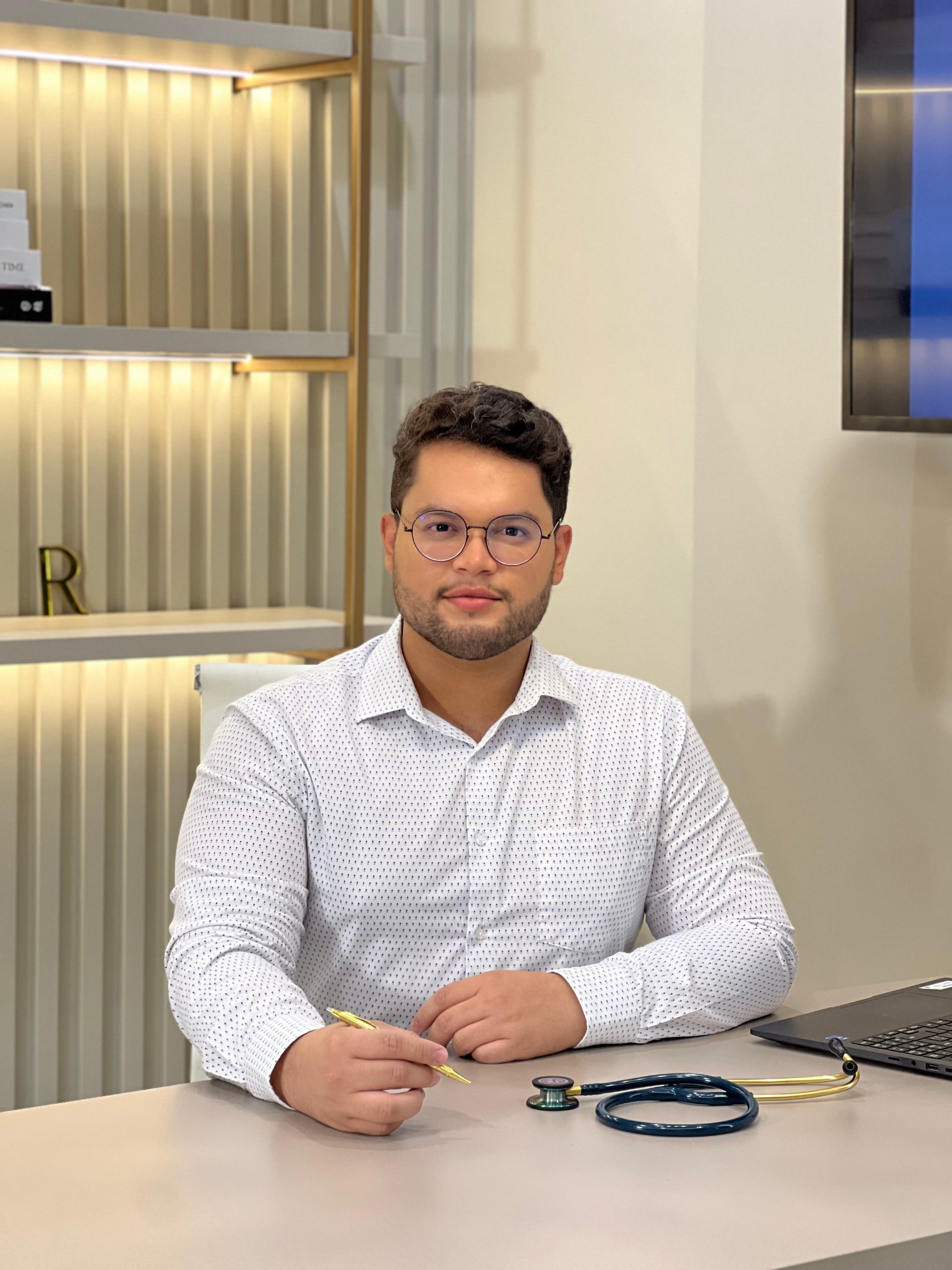 Dr. Luiz Fernando em atendimento